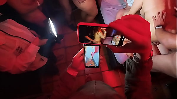 FUI CONHECER UM GLORYHOLE CLUB E ENCONTREI VARIOS HOMENS FAMINTOS POR BUCETA