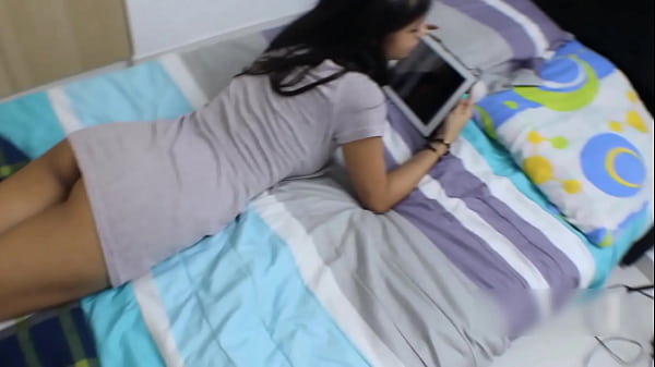 SE ME PONE DURA LA VERGA POR EL VIAGRA Y DESCARGO LA CALENTURA CON EL COÑO DE MI HIJASTRA HASTA QUE TERMINA CHORREANDO SEMEN