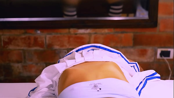 La mejor amiga y el infiel se encontraron en su sala, y no pudieron resistirse.