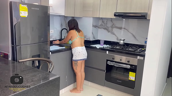 Madrastra MILF enseña como follar verdaderamente a una mujer y su hijastro la coge muy rico y duro.