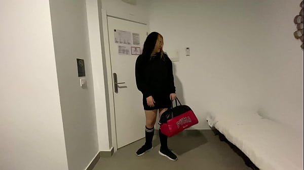 Me pilló en la ducha y me follo duro