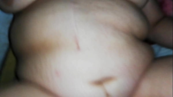 Veo a mama en mi cama tomando la siesta y la monto sin permiso le doy duro pa que no se suelte grita como perra en celo y chorrea como manguera mi madura mami hermosa bbw de enorme culo y grandiosas tetas