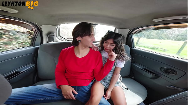 Follandome a una chica pequeña y sexy en un carro en movimiento