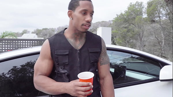 Me la chupa en la calle delante de casa y me la follo en la piscina