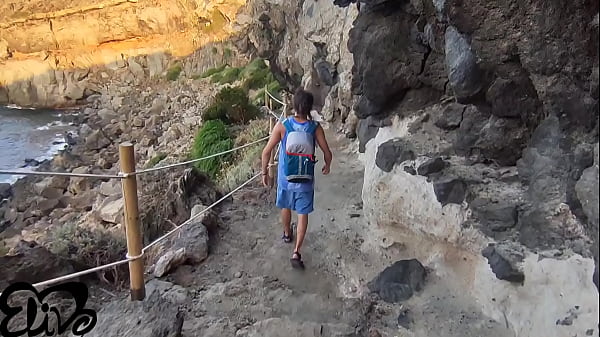 ‘Mi esci le minne!’ Bocchino sulla scogliera al mare