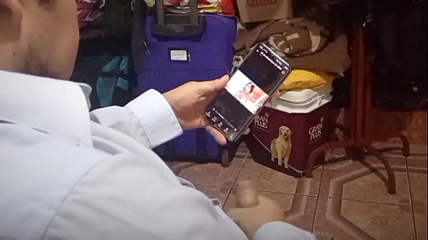 ¡¡Mi padrastro cochino y  maduro se pajea con mis calzones!! Lo invito follar en el culo y que se corra en mi coño mientras su nueva esposa no esta.