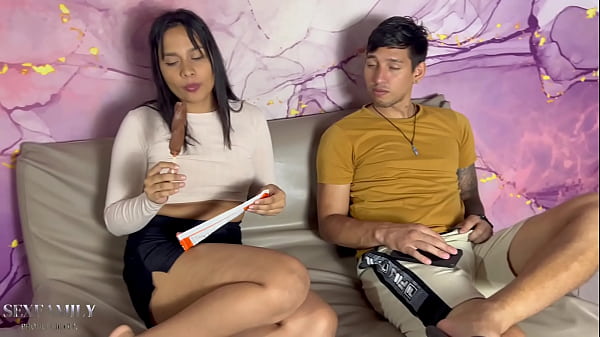 Mi vecina caliente me implora que la folle duro a cambio de hacerle un trabajo en su casa nueva.