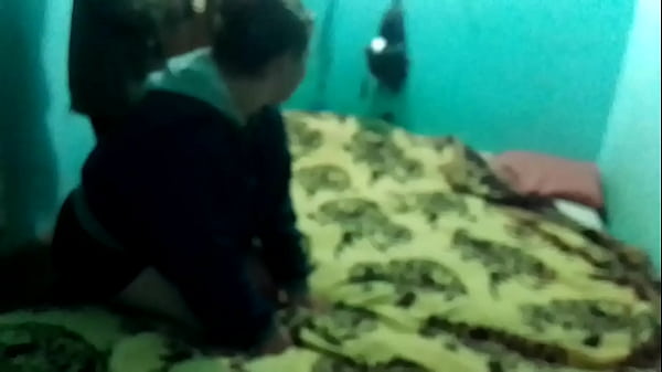 Sexo completo: chupada misionero, de lado, perrito y un creampie para terminar otra toma grabada de costado