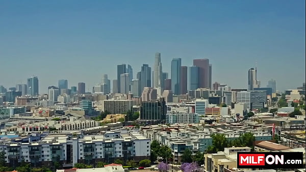 Blonde sexy girl seduces her personal trainer with her amazing big booty at the gym – Slimthick Vic, Zac Wild