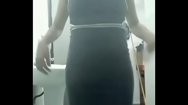 En el trabajo, bien arrecha grabandome en el baño, deseo sentir mi culo mojado de leche porfavor