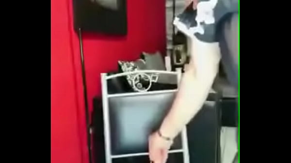 Jugando con mi amigo en la sala