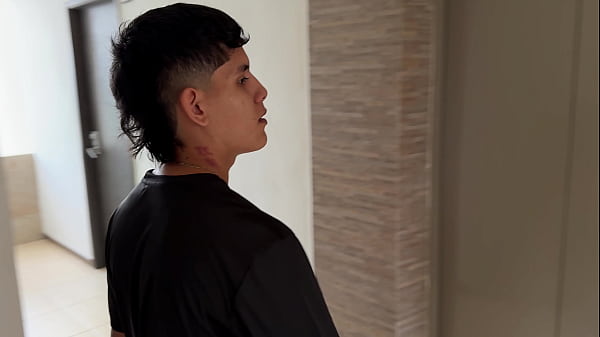 Mi vecina MILF me pide ayuda con su mudanza y resulto cogiendola bien duro.