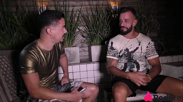 Safada Débora Andrade acionou o contatinho pra trazer um amigo e fazer anal a vera!