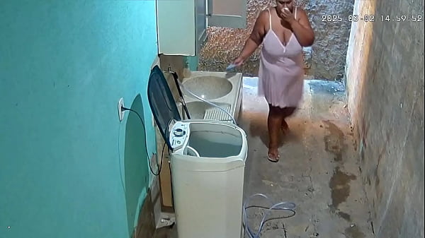 camera escondida grava madrasta tomando banho e exibindo no quintal