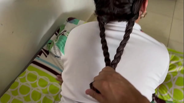 HIJASTRA INOCENTE ES SORPRENDIDA POR EL PERVERTIDO DE SU PADRASTRO CUANDO DESCANSA Y RECIBE UNA DURA FOLLADA DE COÑO