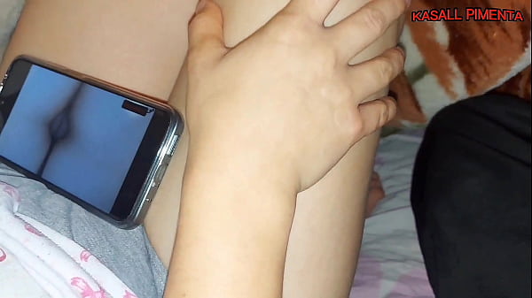 isso que acontece quando meia-irmã assiste porno, buceta fica piscando, branquinha nao resiste bate uma punheta e pede para fuder gostoso ate sua buceta gozar