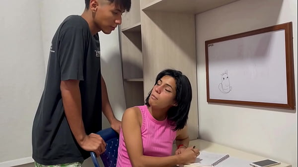 LE AYUDO A MI CUÑADA DE 18 AÑOS HACER LA TAREA DE LA ESCUELA Y ME DEJA FOLLARLA HASTA CORREME EN SU COÑO
