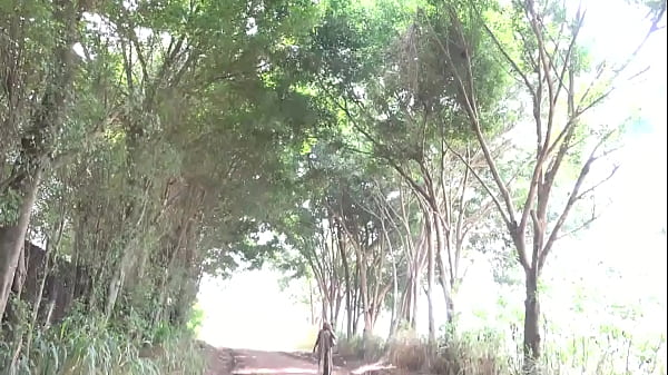 Les jeux brutaux entre copines et copains se transforment en baise sérieuse