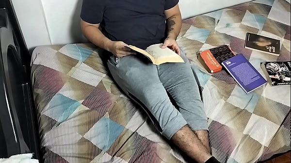 MADRASTRA CALIENTE ME ENCUNETRA ESTUDIANDO Y ME EXCITA PARA QUE LE CHUPE EL CULO Y LE CLAVE LA VERGA EN EL COÑO