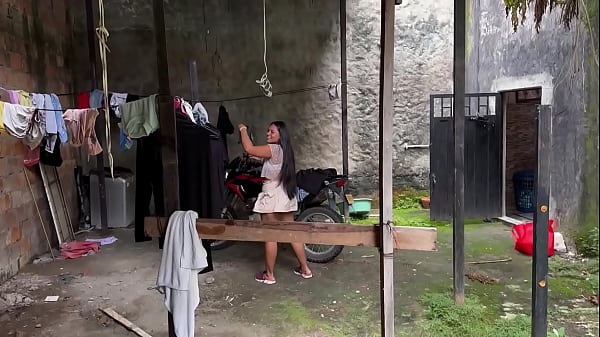 MORENA NALGONA DE ROSTRO HERMOSO CHUPA VERGA CON UNA SONRISA Y SE TRAGA TODA LA LECHE