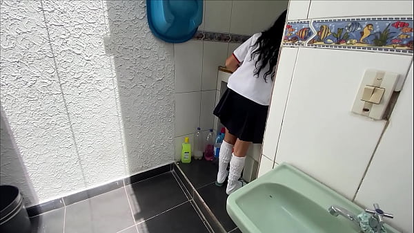 SORPRENDO A MI HIJASTRA LAVANDO SUS CALZONES DESPUES DE CLASES Y NO ME AGUANTO LAS GANAS DE FOLLAR SU ESTRECHO COÑO HASTA CORRERME