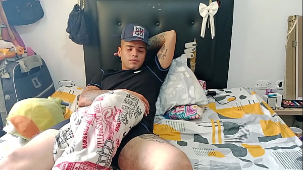 despierto a mi hermanastro para follarmelo.