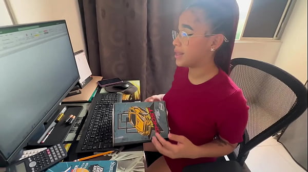 DISFRUTO ESTAR SOLA EN MI OFICINA PARA JUGAR CON MI DILDO MIENTRAS MI JEFE NO ESTA- PUTA SEXY-PORNO EN ESPANOL