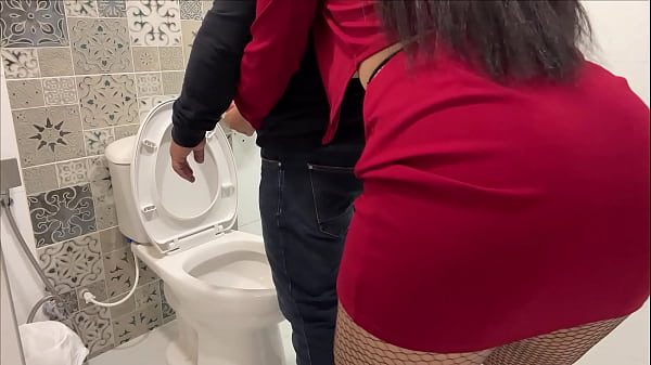 SEXO EN EL BAÑO DE LA OFICINA CON SECRETARIA ALTA Y CULONA TERMINA EN CREAMPIE CREMOSO