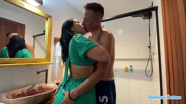 Começou no banho e terminou no sofá da sala, gostosa rabuda gemeu muito na minha pika, enchi o cuzão dela de leite