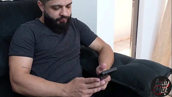 Marido dela fica me mandando mensagem sem a esposa saber, aproveitei para foder gostoso