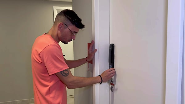 Pegamos o primo da minha namorada nos espionando de dentro do guarda roupa, agora ele vai ter que nos foder gostoso