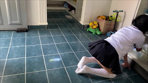 ENCUENTRO A MI HIJASTRA EN CUATRO PATAS JUNTO A LA NEVERA Y LE CLAVO LA VERGA DIRECTO AL COÑO