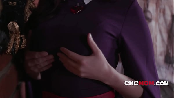 Freeuse Queen & Snowhite Fuck The Lucky Elf