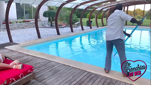 Giulia et Ashley, deux bombasses, se font tringler dans une partouze