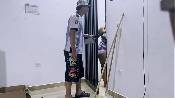 jefe se folla a su empleada de gran culo le da leche en sus tetas