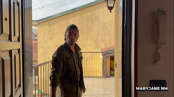 LA PETITE MARYJANE VIENE SCOPATA DURA  FINO A ESSERE RIEMPITA DI SBORRA