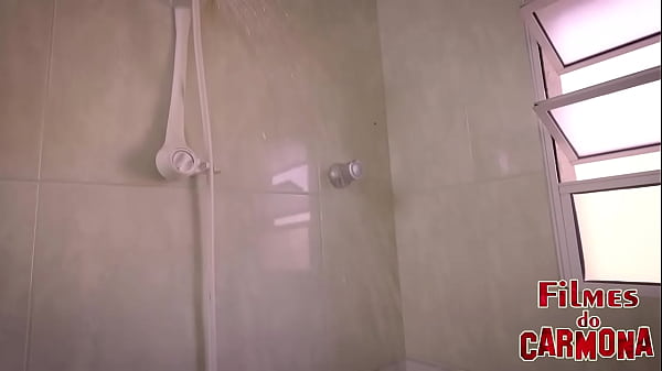 Meu padrasto me viu tomando banho, me amarrou e me fodeu todinha