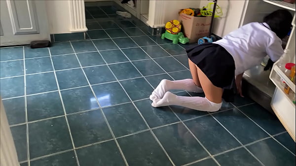 PADRASTRO PERVERTIDO Y ACOSADOR MIRA A SU HIJASTRA A ESCONDIDAS CUANDO LLEGA DE LA ESCUELA Y LE CLAVA LA VERGA DIRECTO AL COÑO