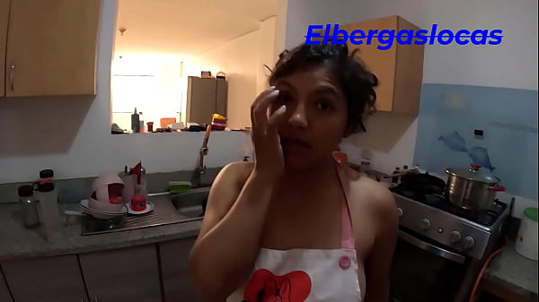 Follando a mi madrastra en la cocina, en una reunion familiar, ella se exito tanto al ver como cocinaba que quiso probar un poco del chef