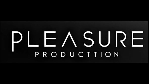 Gostosa comete adultério no trabalho