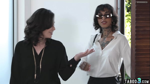 Lesbian MILF house flipper Casey Calver convinced her ebony GF Ravyn Alexa